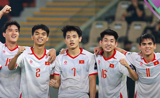 Hình ảnh nhân viên hỗ trợ khách hàng thân thiện, sẵn sàng giải đáp thắc mắc về chính sách quyền riêng tư của hy88 link vào